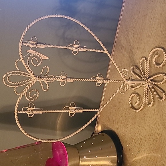 Cute heart-shaped iron picture or card holder display antique look NWT - Picture 2 of 9